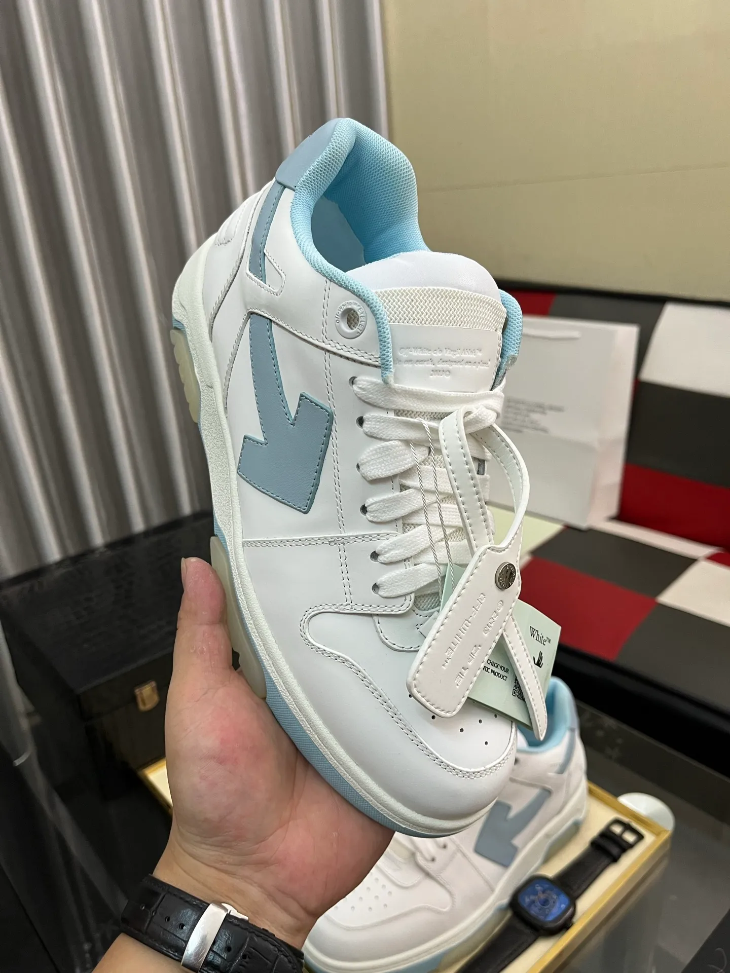 Men's shoes 💰600⌚️⌚️ OFF-White C/O VirGil Abloh fashionable and versatile casual shoes. Exclusive first release of the new model. Made of environmentally friendly cowhide leather and mesh fabric upper material. The insole is embedded with foam cushioning EVA material. The correct midsole is equipped with EVA lightweight cushioning. External tooth nail rubber outsole. The correct accessories can be customized simultaneously. Women's model: 35-40 Men's model: 39-45